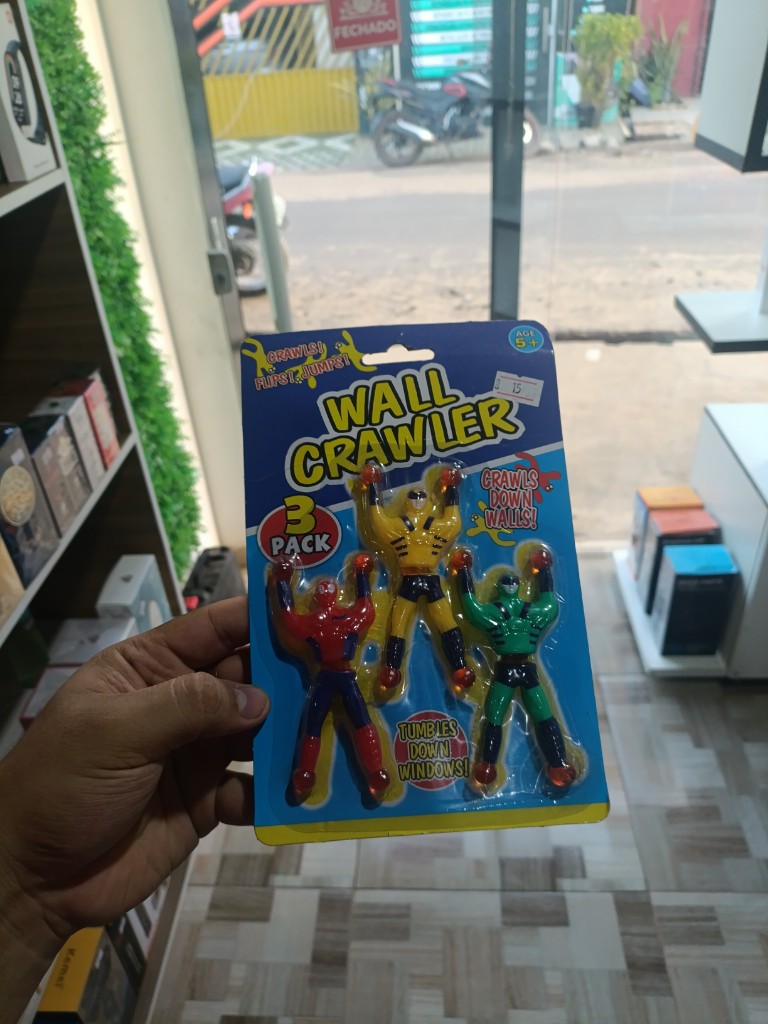 Brinquedo Ninja que gruda na parede
