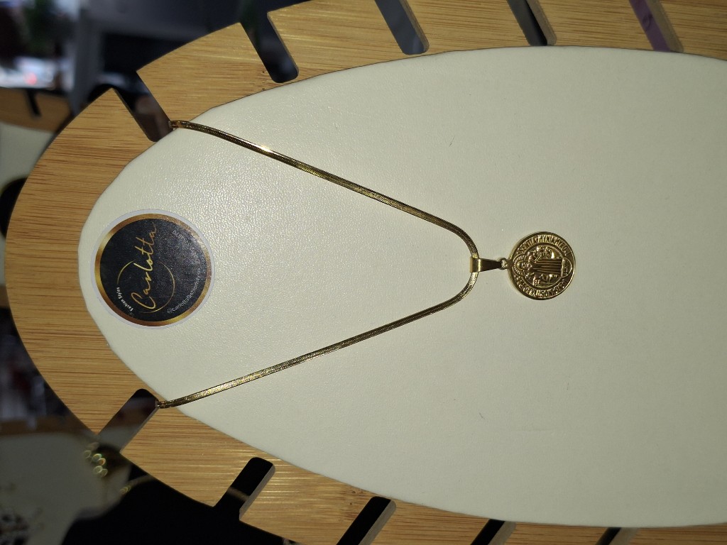 Cadena con dije de san benito