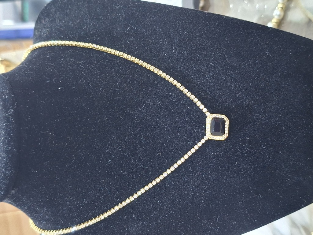 Collar de piedras y esmeralda negra