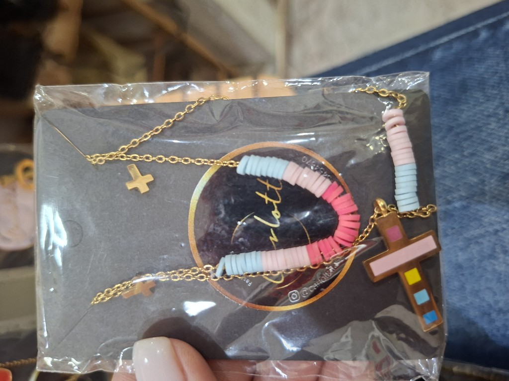 JUEGO DE COLLAR DOBLE Y ZARCILLOS  DE CRUZ DE COLORES