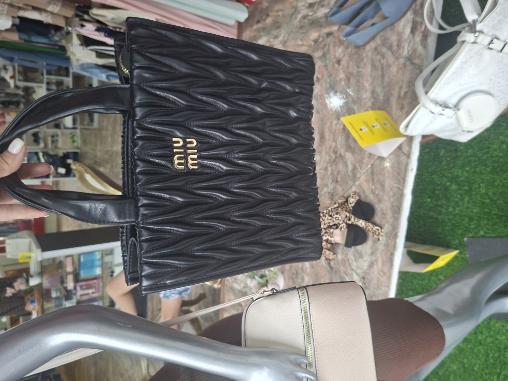 cartera mediana NEGRA miumiu