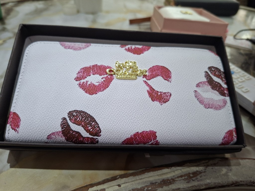 Monedero coach blaco de besos