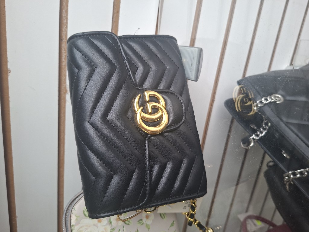 Cartera gucci de cadena negra