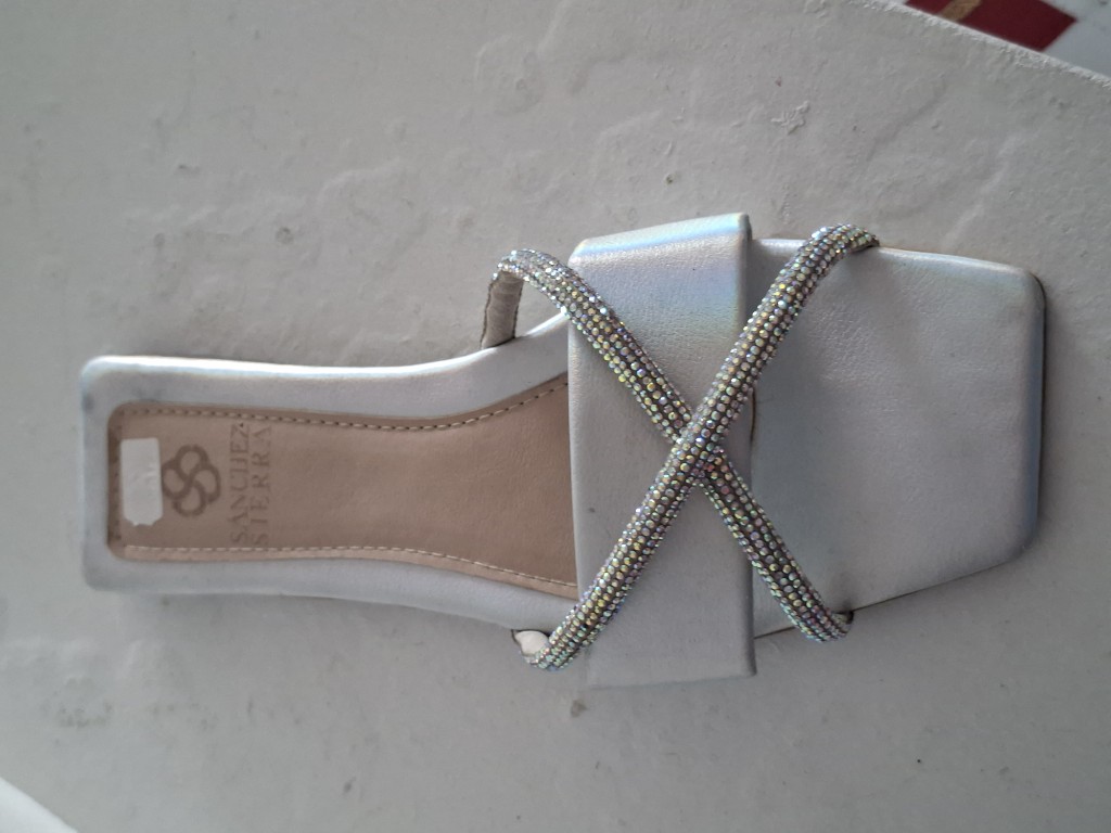 SANDALIAS BAJITAS CRUZADAS BRILLANTE PLATEADAS 36