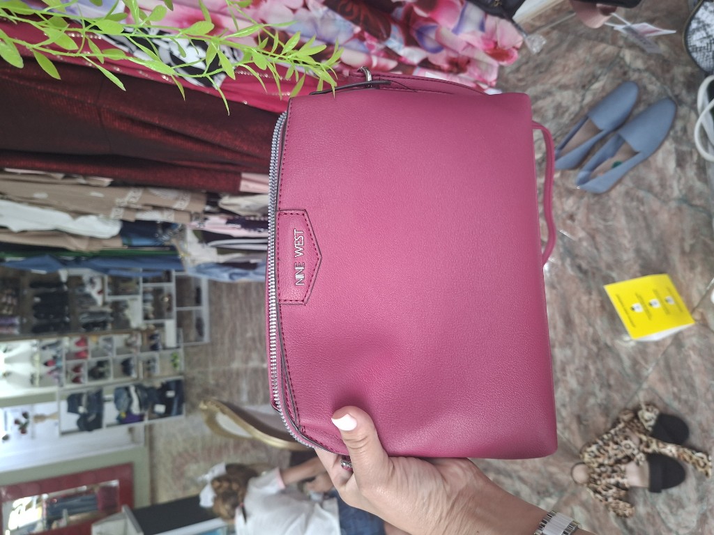 cartera bandolero fuccia nine west