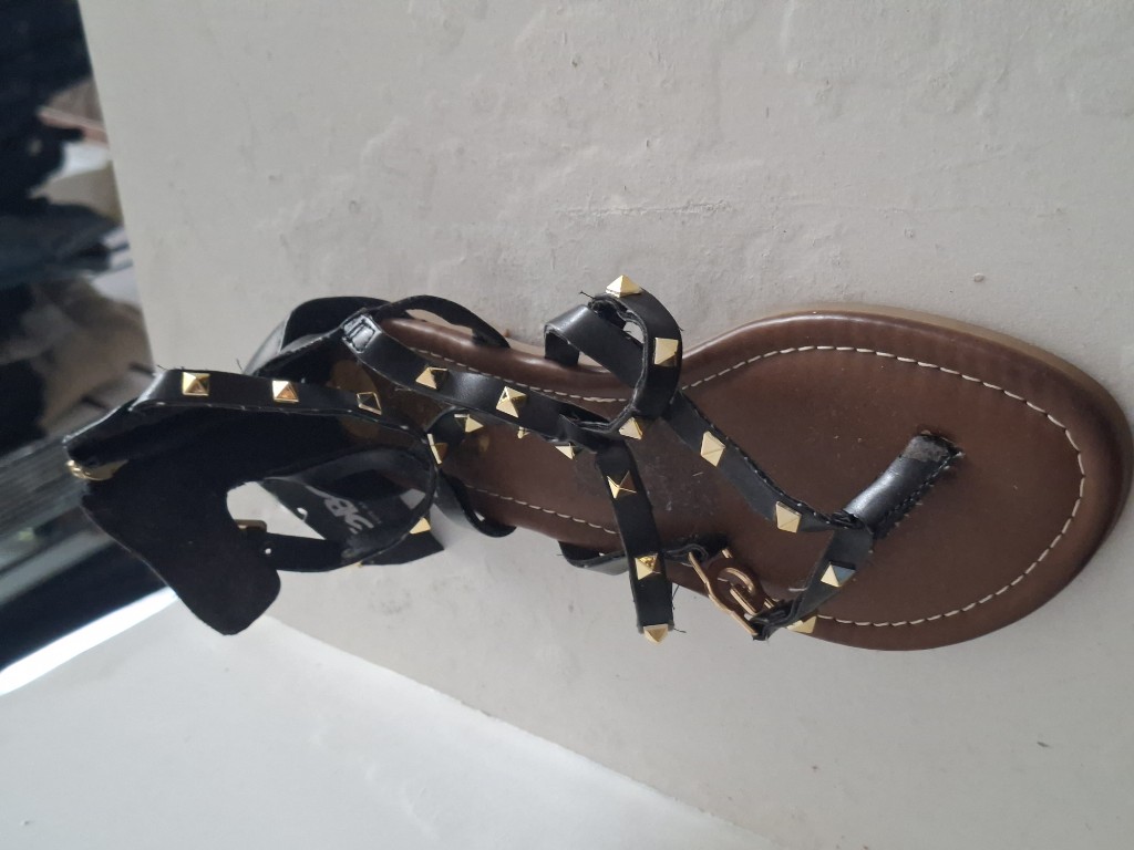 SANDALIAS GUESS NEGRO CON TACHES 8