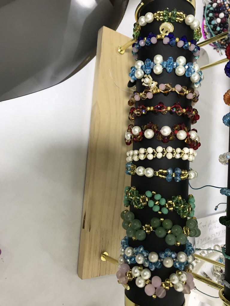 Pulseras tejidas con perlas y charosqui