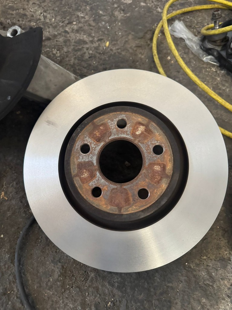 Mano de obra servicio de Frenos delanteros y traseros con mantenimiento general y lubricación de pernos