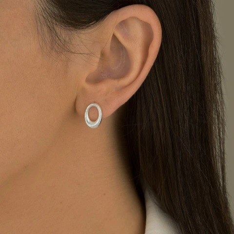 Brinco oval orgânico martelado