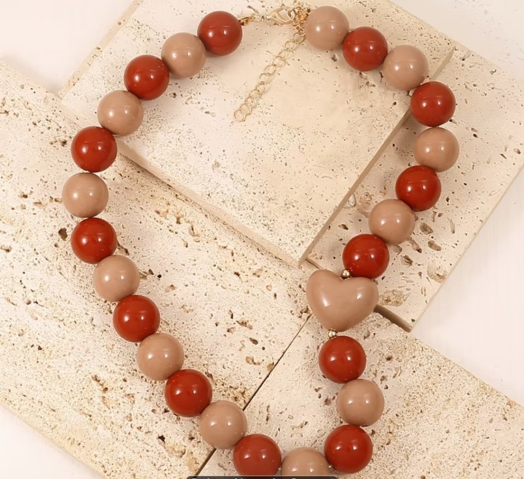 Collar rojo y nude con corazon