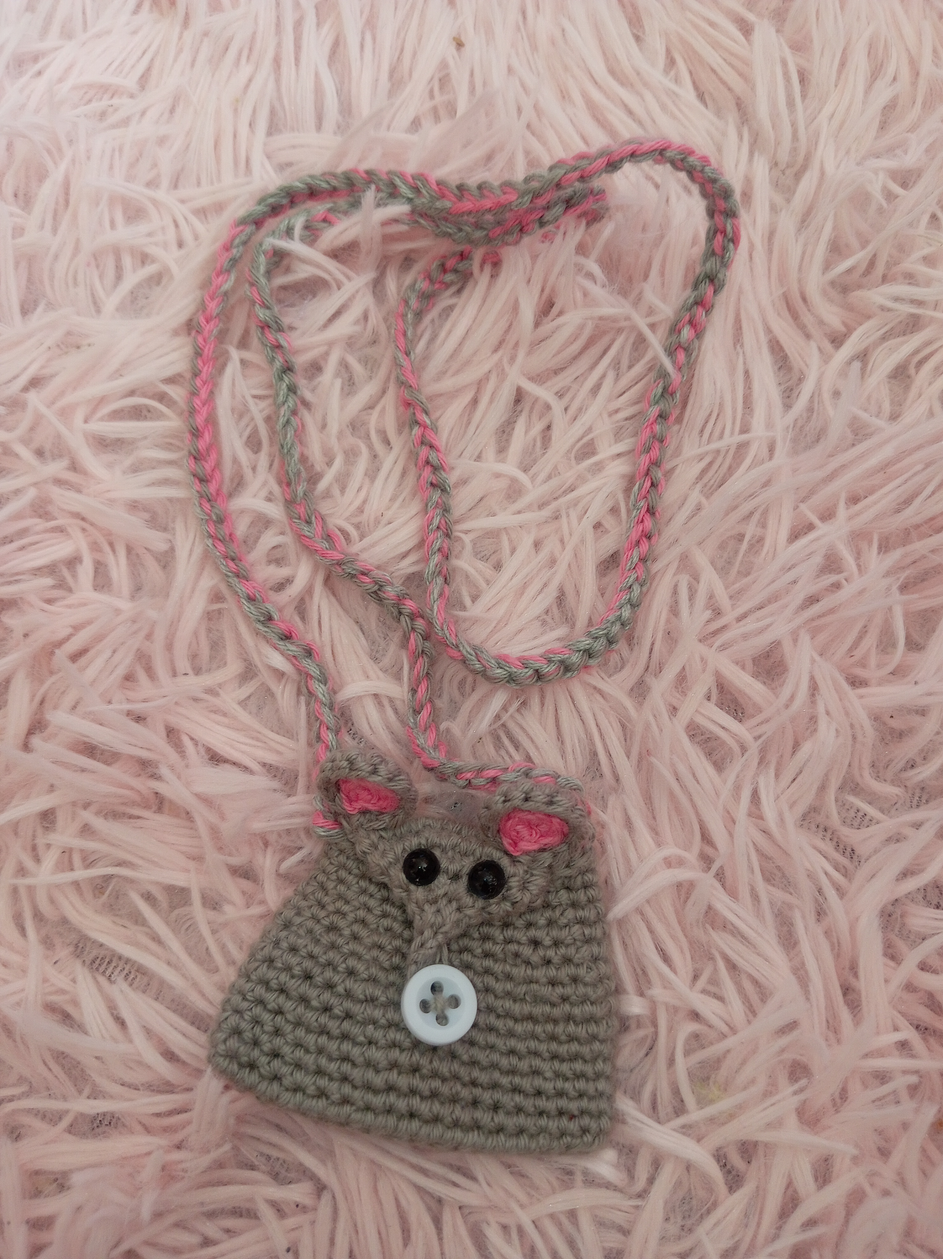 Bolsa de crochet gris con cordón rosa
