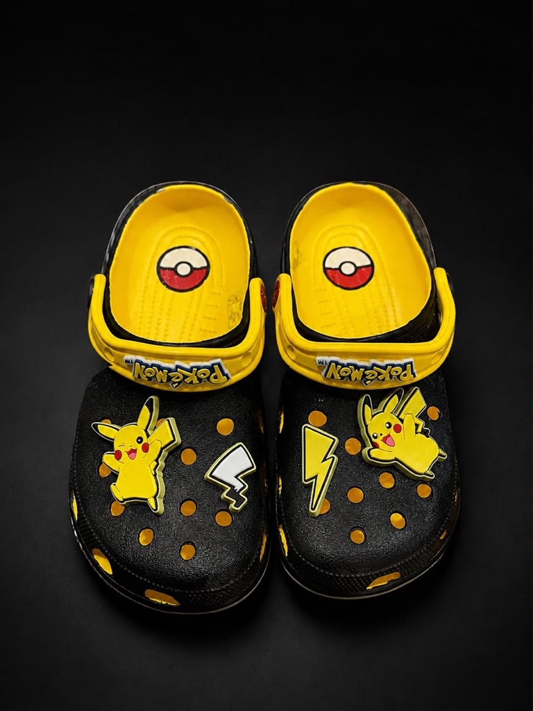 Crocs pikachú