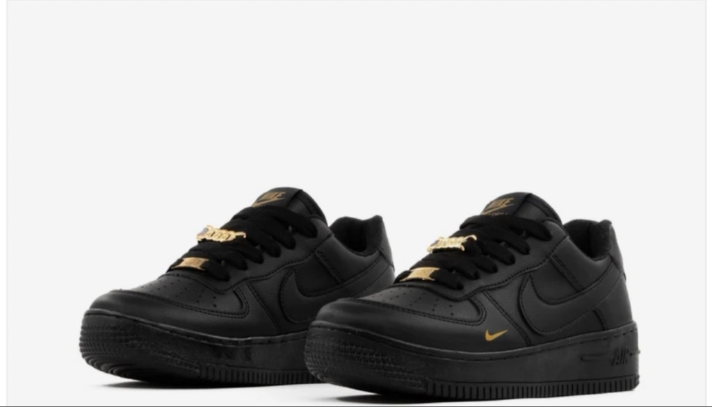 AF1 NEGRO CON DORADO
