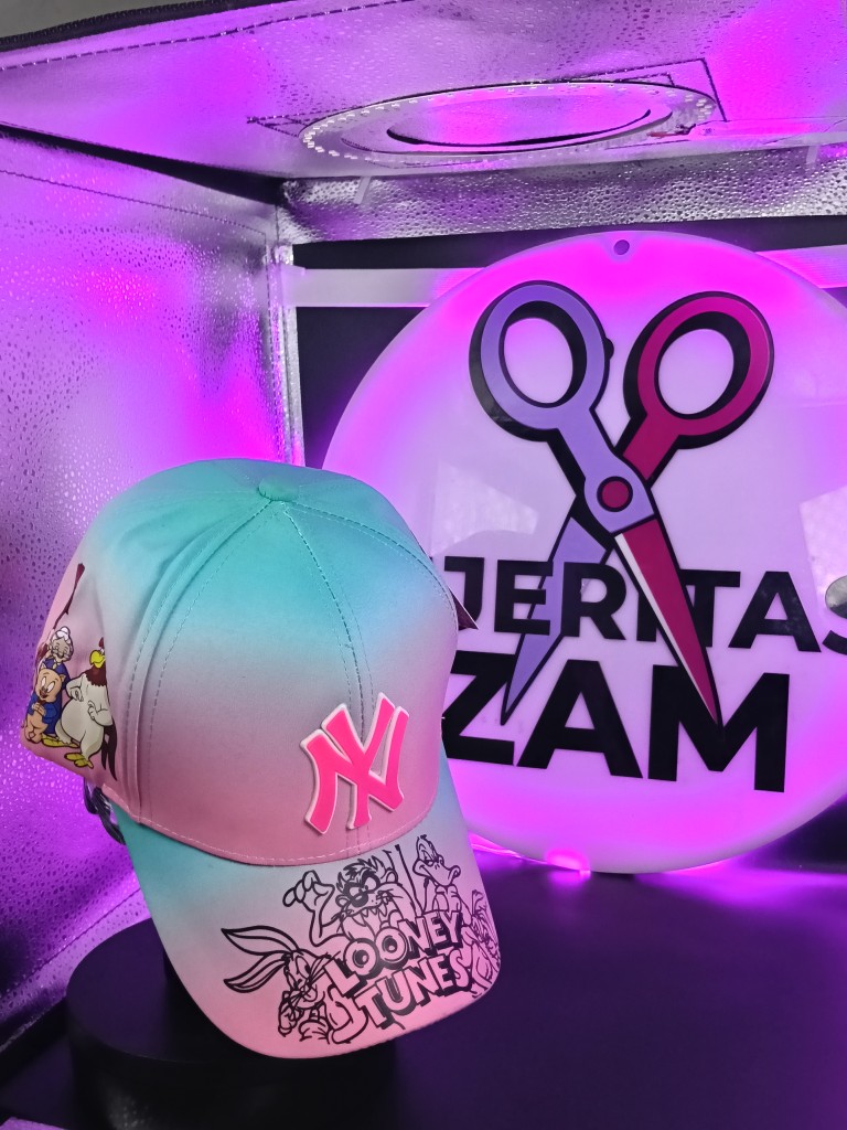 Gorra Looney Tons Azul con Rosa