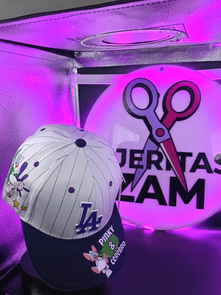 Gorra Pinky y Cerebro Blanca con Rayas
