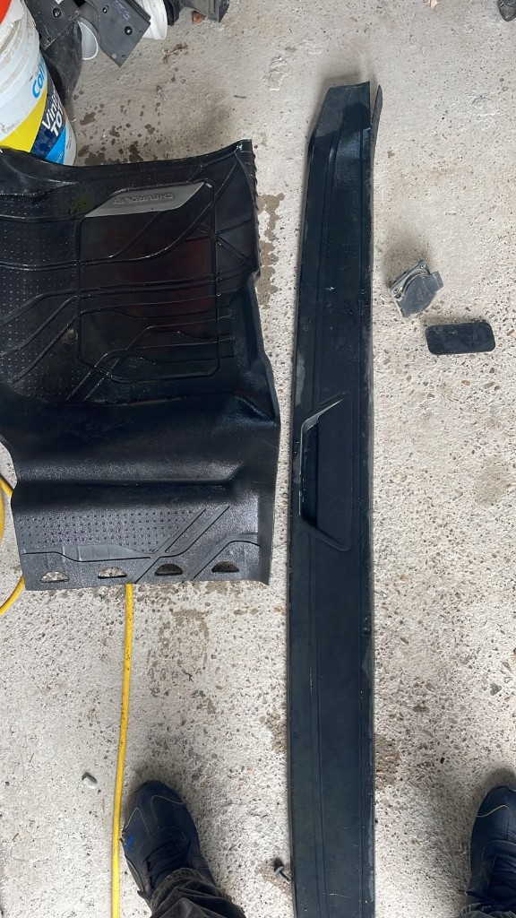 Tapete y moldura negra superior de tapa trasera silverado 2500 2019/2023 vistas de caja