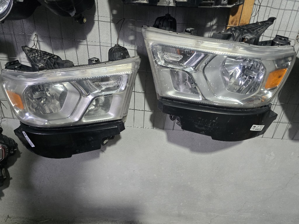 Par de faros principales RAM 1500 2018/2024 OEM usado original
