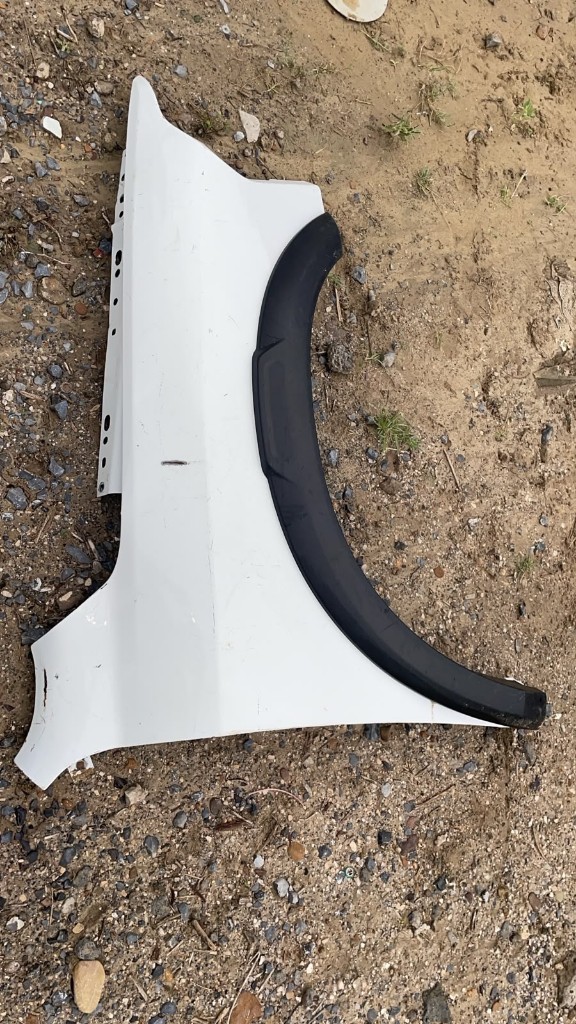 Guardafango derecho con moldura RAM 2500/3500 2019/2024 OEM