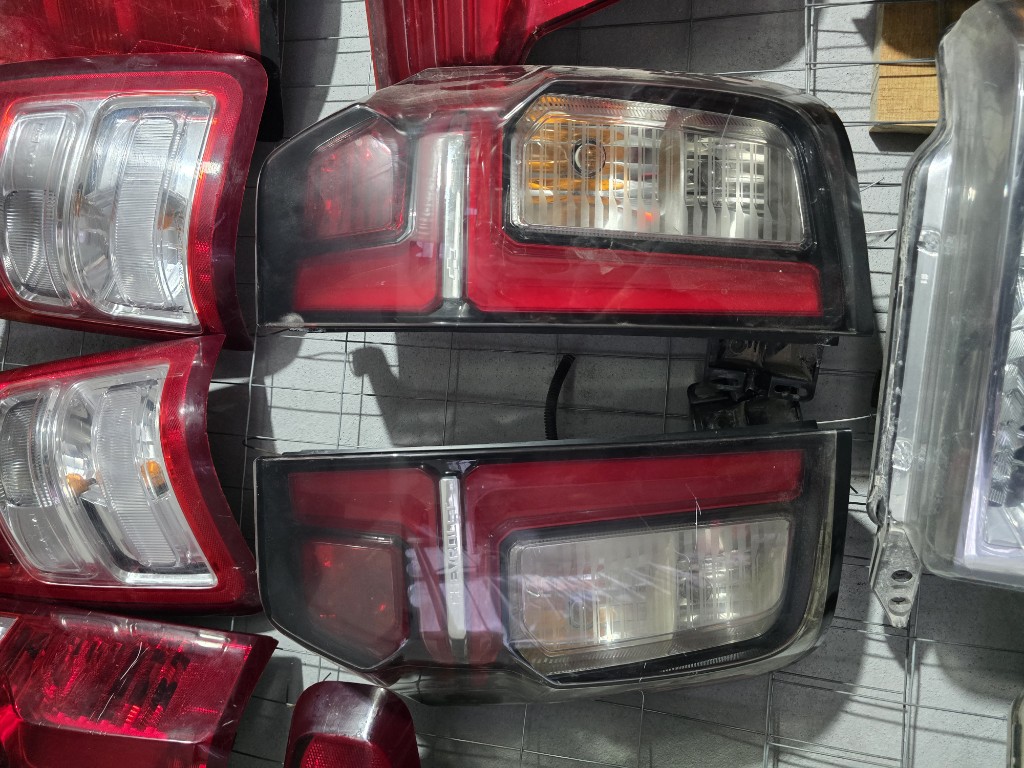 Par de Calaveras traseras tahoe/suburban OEM 2021/2023