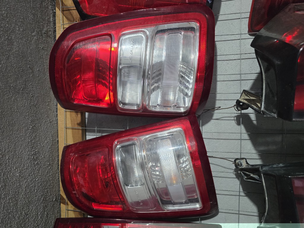 Par de calaveras Ram 1500 austera 2018/2024