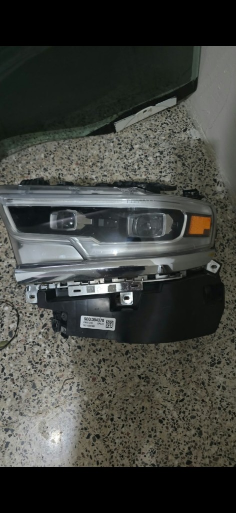 Faro principal RAM 1500 lado chofer (LH) 2018/2024
