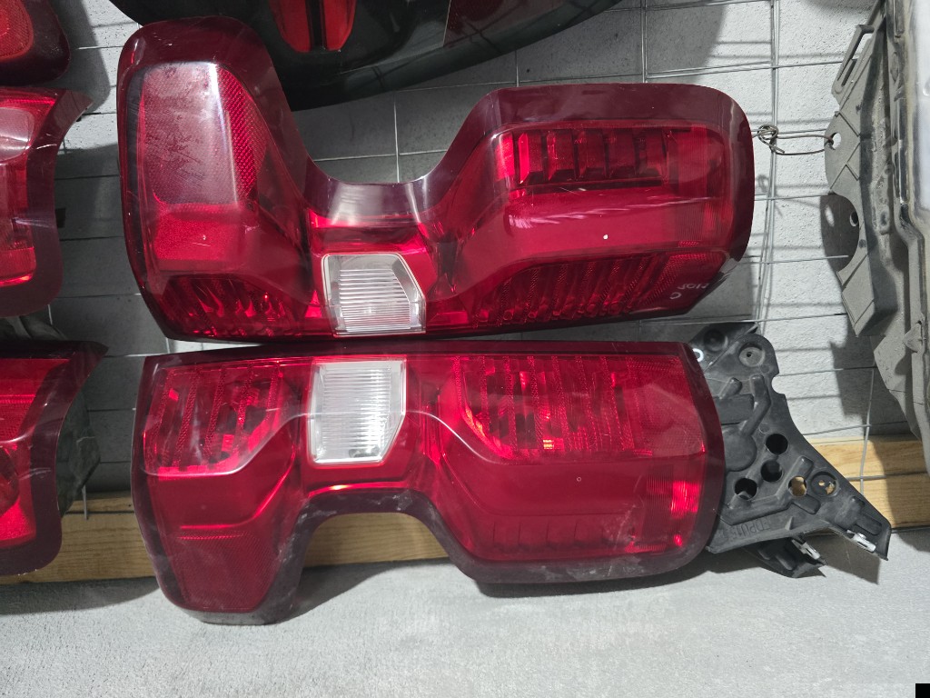 Par de calaveras silverado 2019/2026 OEM (no led)