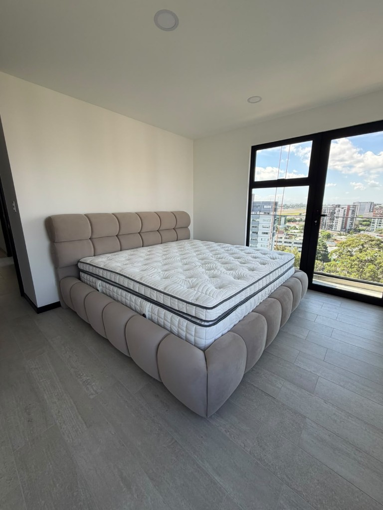 Cama tapizada beige