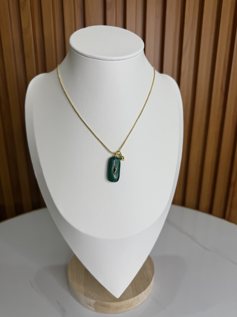 Collar con figura verde