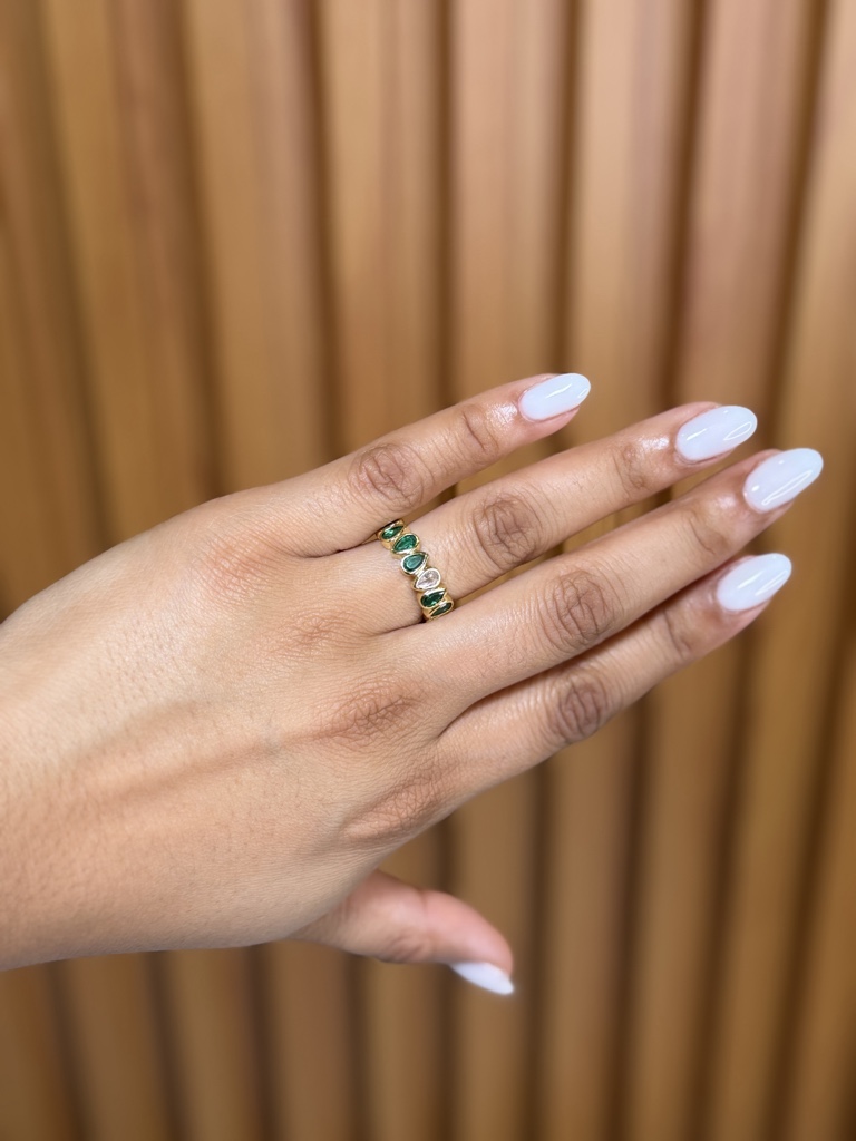 Anillo con piedras verdes
