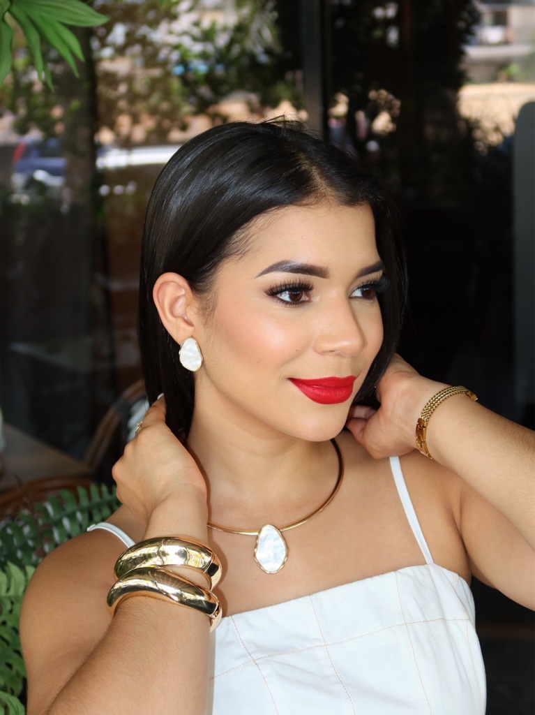 Collar y aretes dorados