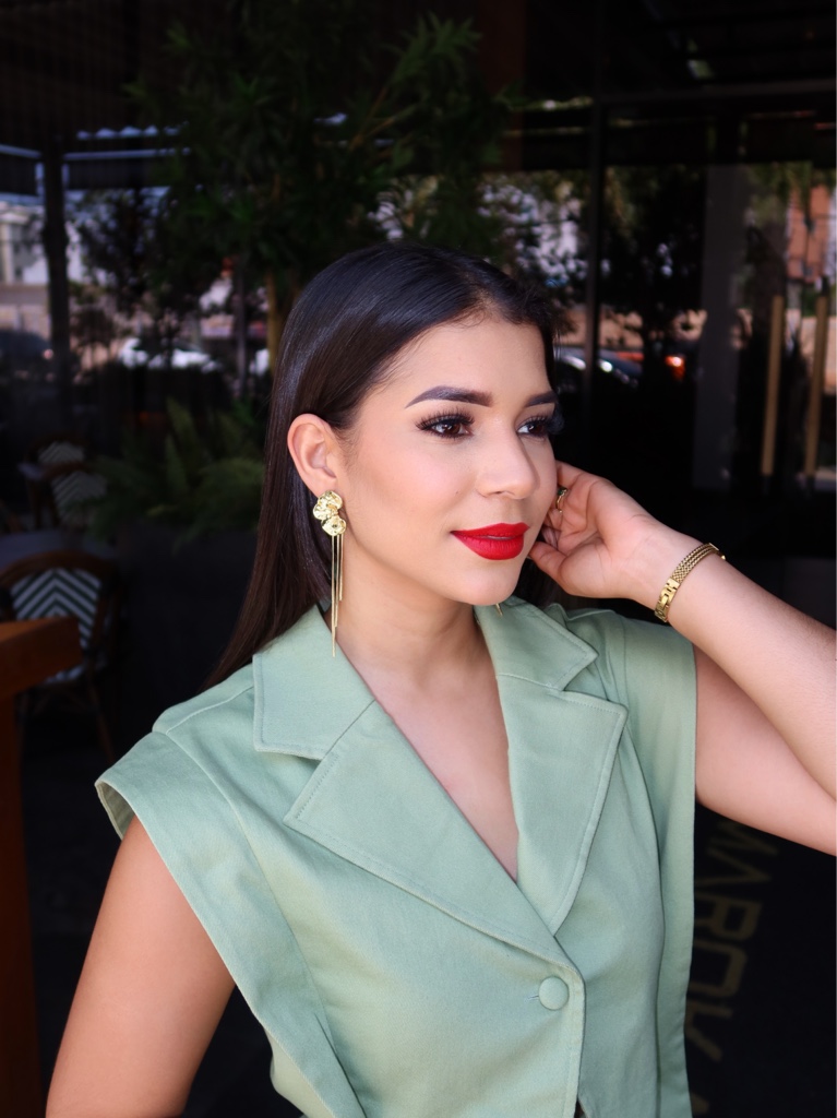 Aretes largos con flor