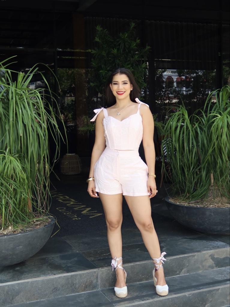 Conjunto de lino bordado rosa