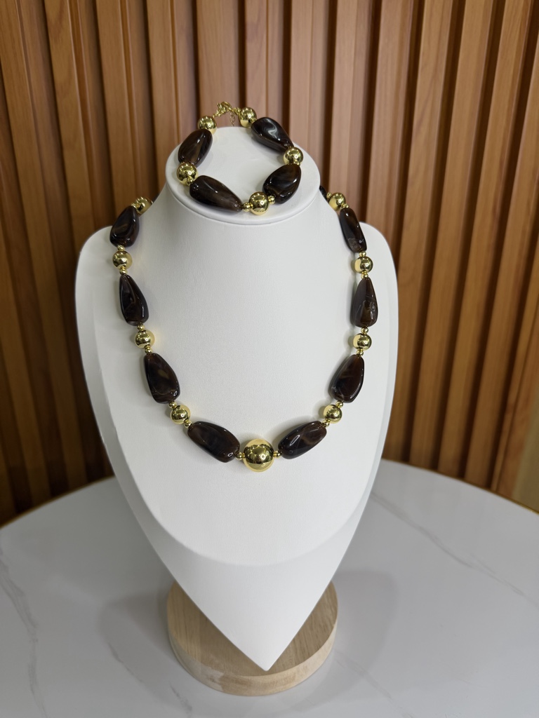 Collar marrón con dorado