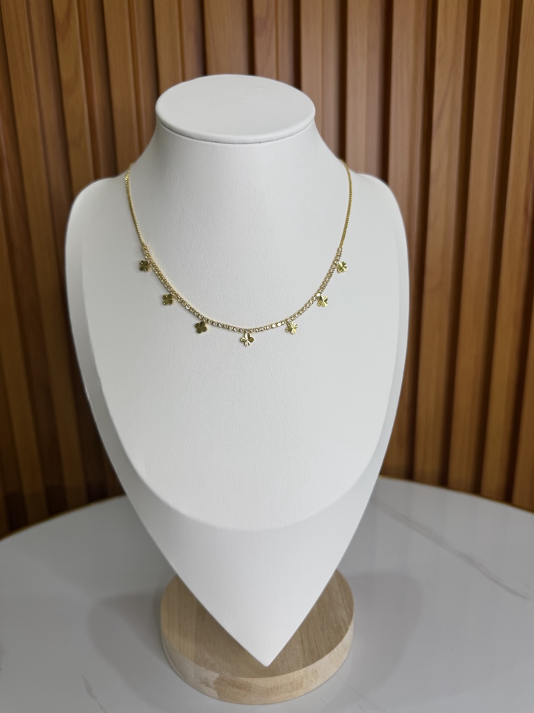 Collar con piedras y flores