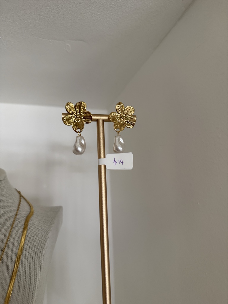 Aretes flores con perla colgante