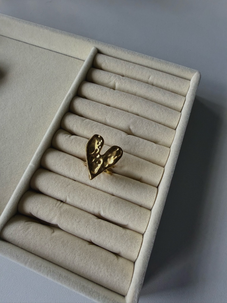 Anillo de corazón chapado en oro