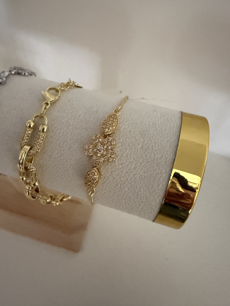 Pulsera chapada en oro de flor