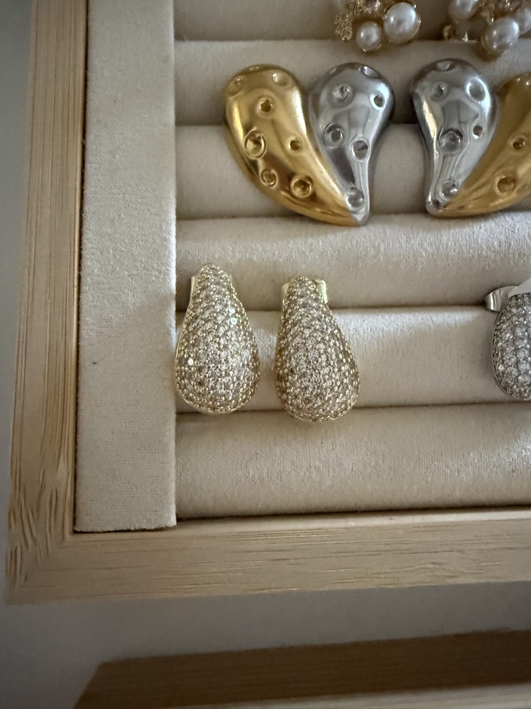 Aretes dorados gotas con brillante