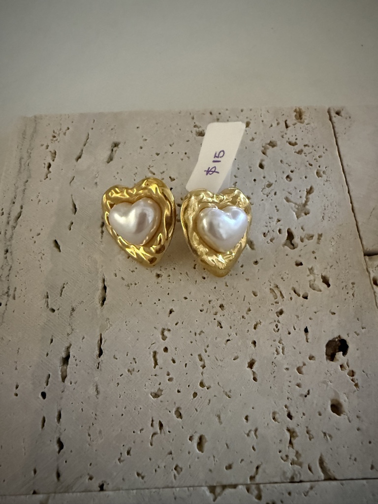 Aretes de corazón con perla chapado en oro de 14k