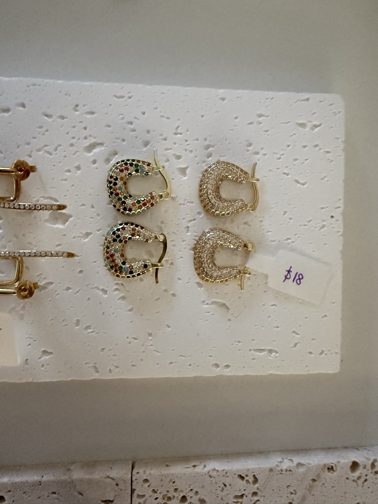 Aretes geométricos con brillo
