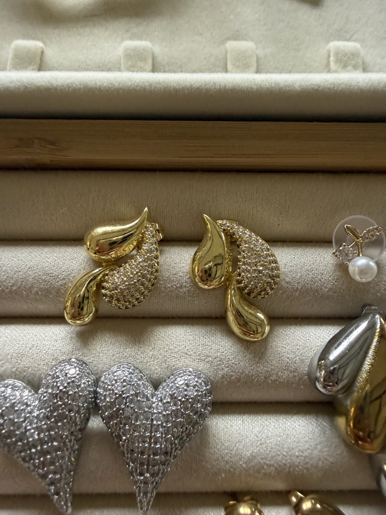 Aretes dorados con brillante gota derretida