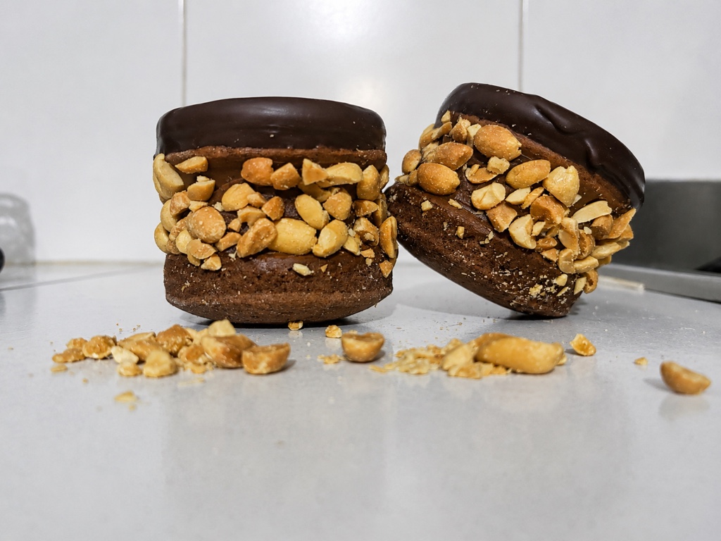 Alfajor de chocolate con maní
