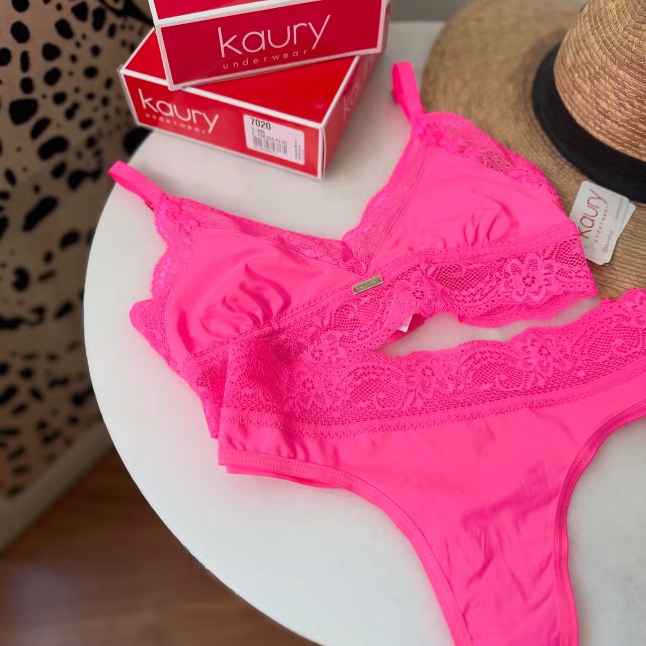 Sujetador/bralette de encaje rosa fluor