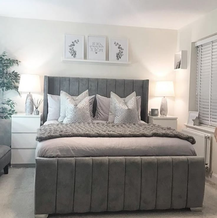 Gray Upholstered Bedespaldar estandar