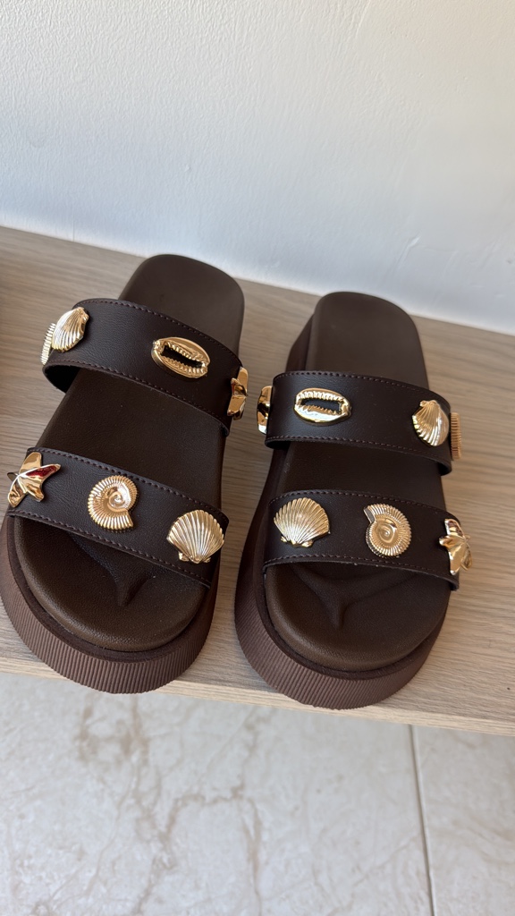 Sandalias cafes decoradas