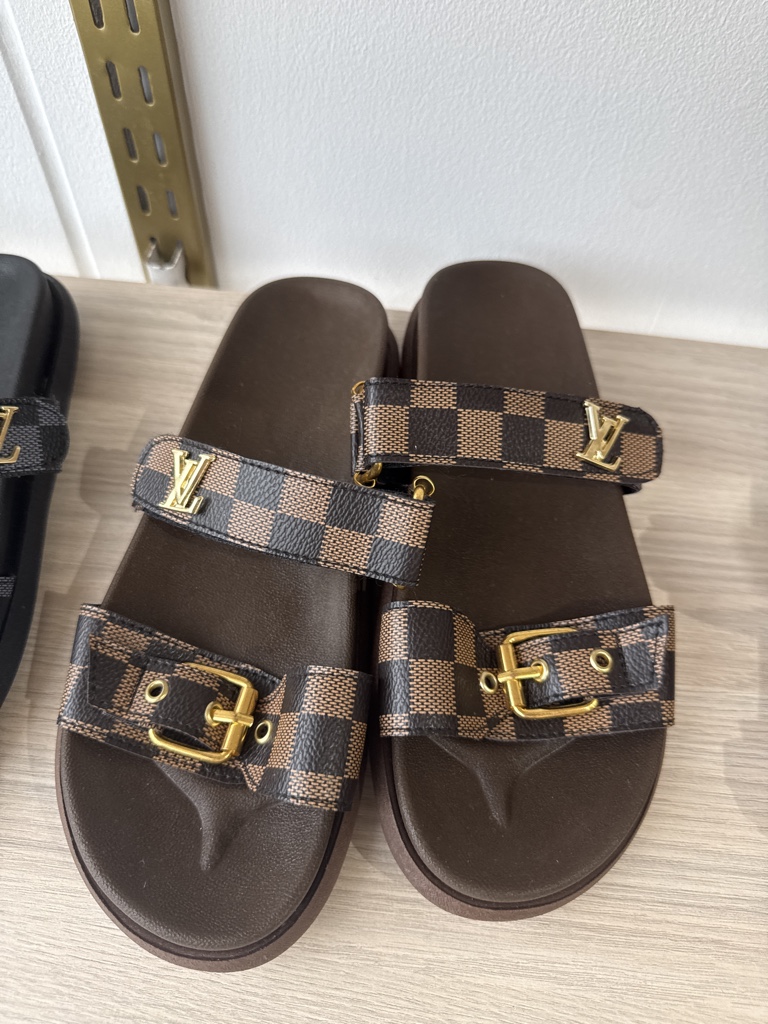 Louis Vuitton sandalias cafe