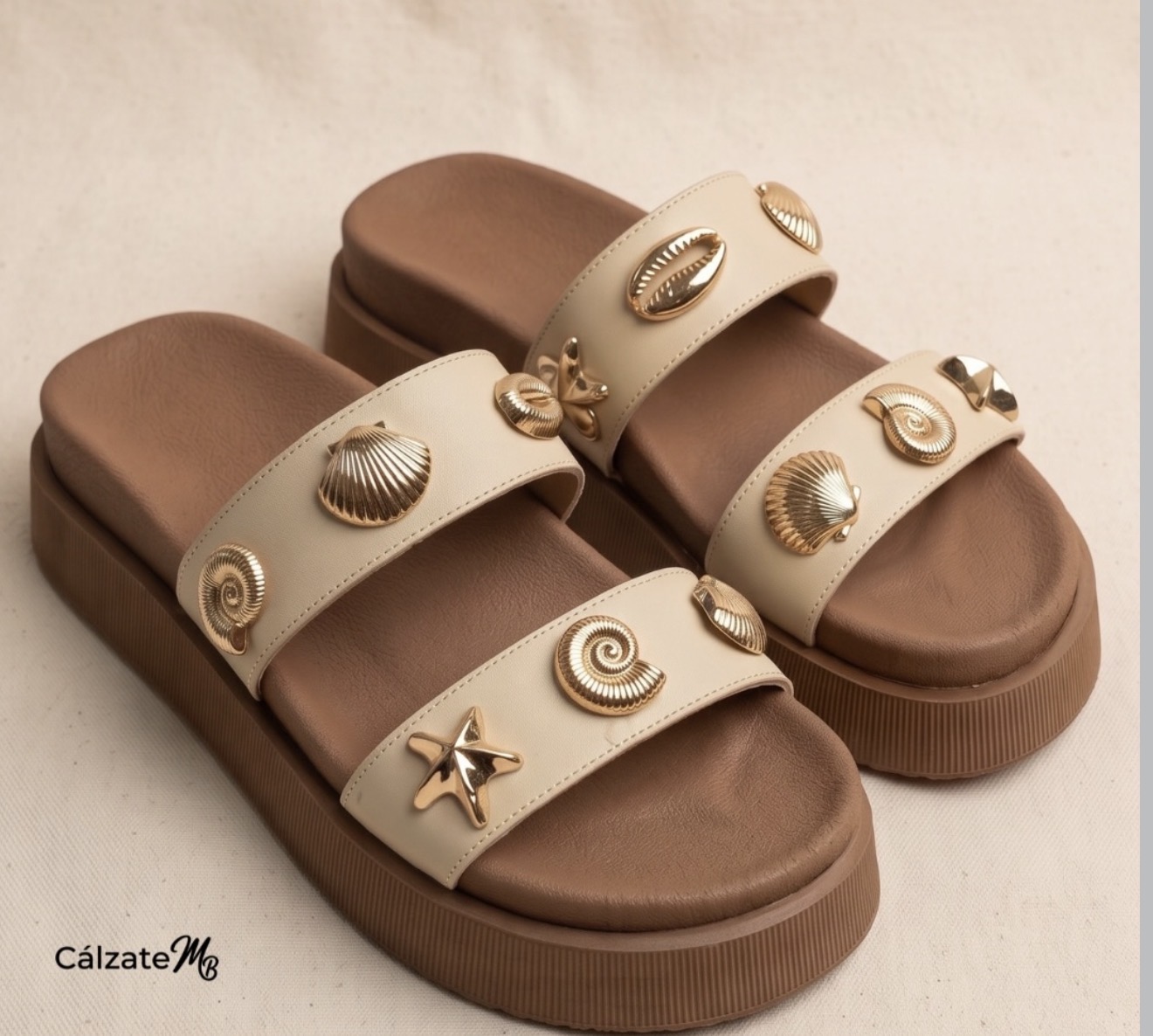 Sandalias plataforma beige con adornos metálicos