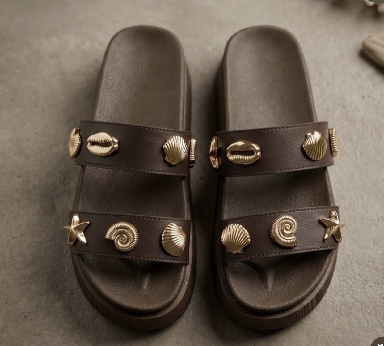 Sandalias plataforma marrón con apliques dorados