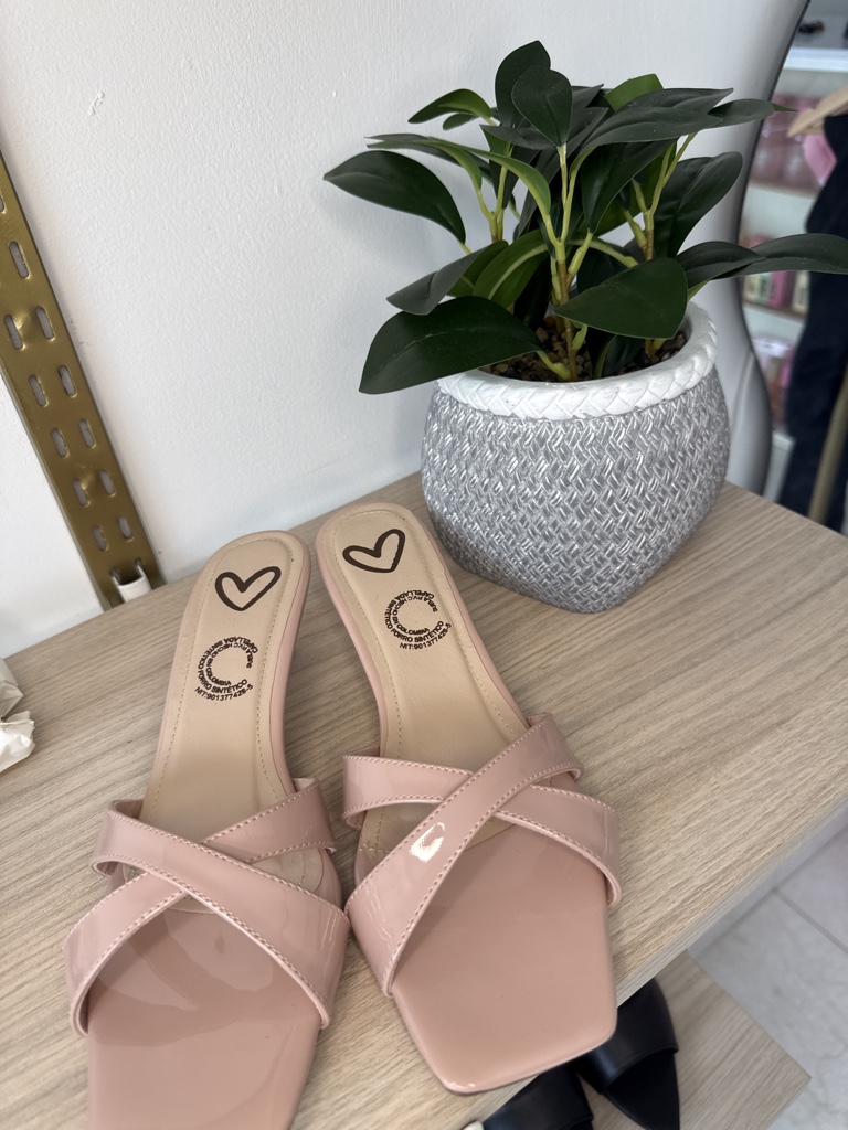 Sandalias rosadas de tacón bajo