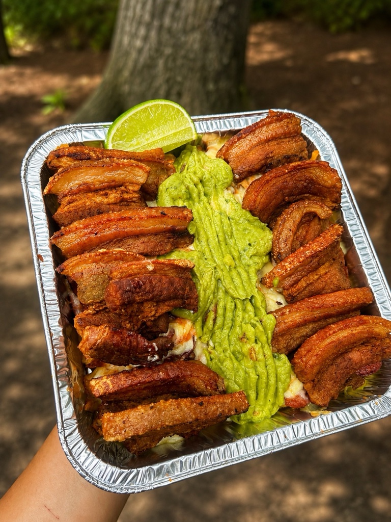 Salchipapa doble chicharrón